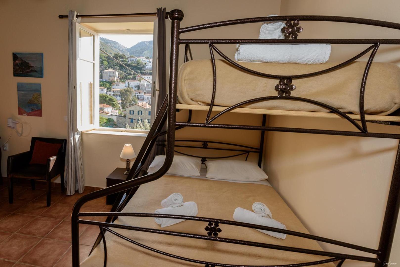 Athina Guesthouse Идра Экстерьер фото