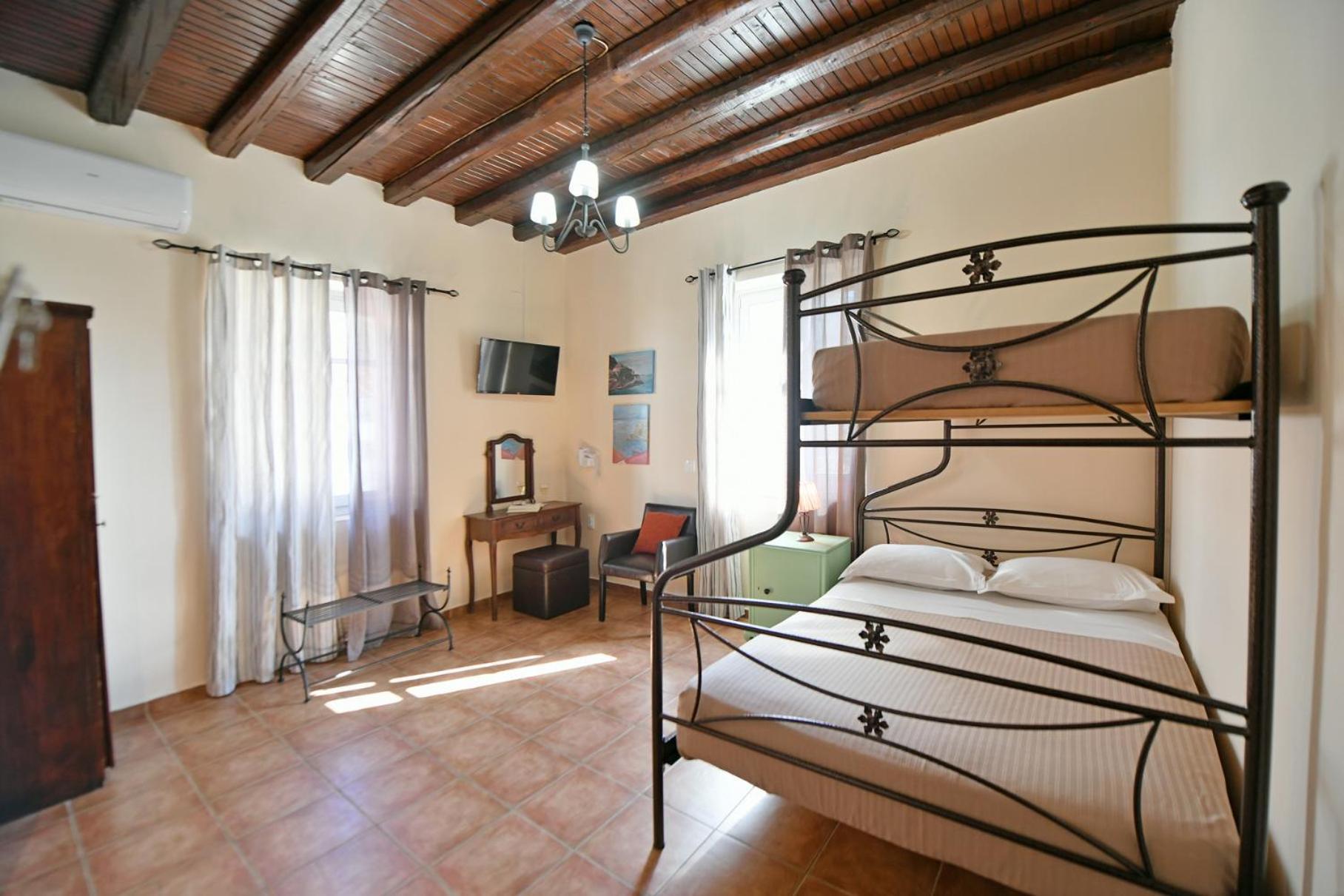 Athina Guesthouse Идра Экстерьер фото