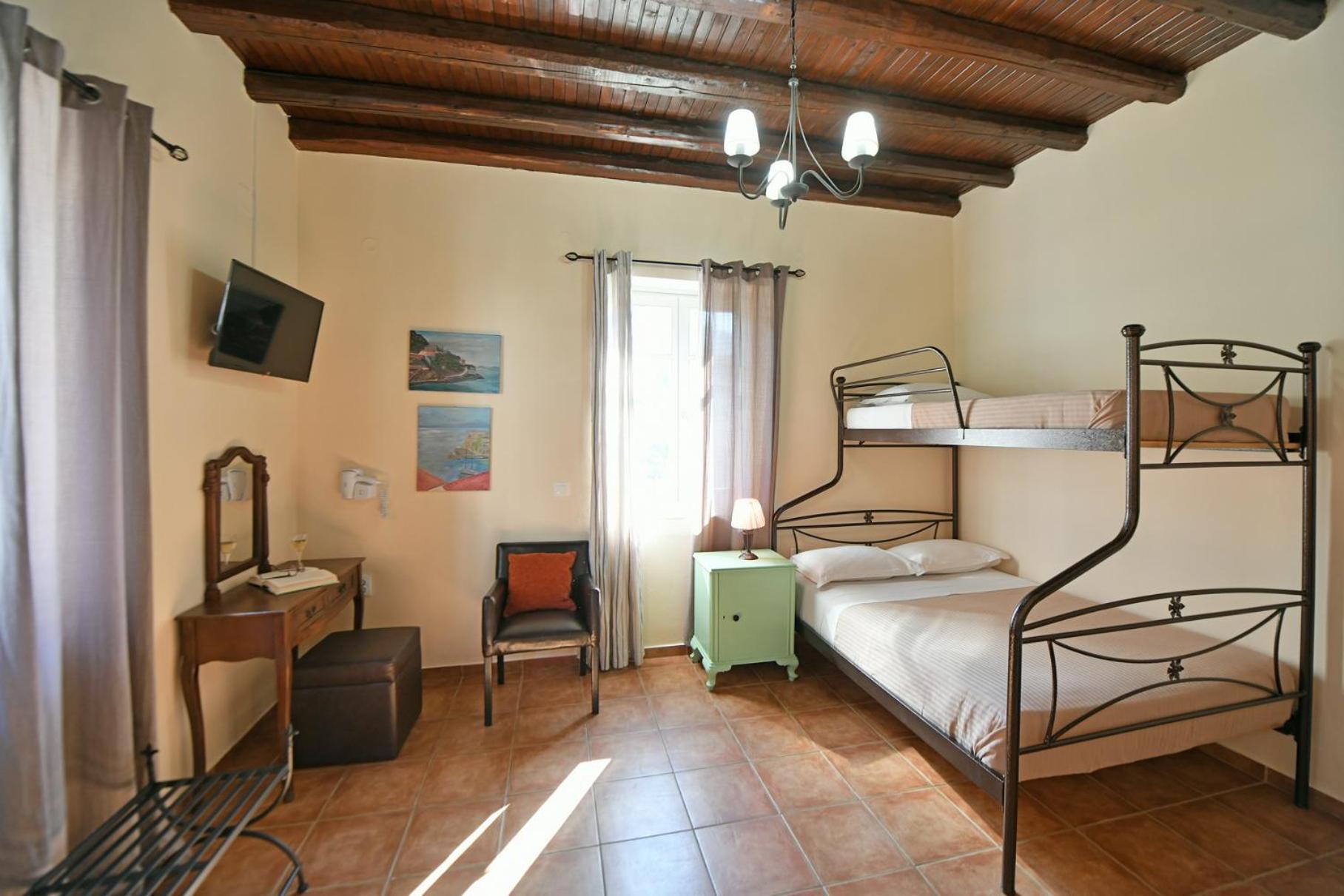 Athina Guesthouse Идра Экстерьер фото